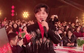 时代歌者洛琦献唱百花迎春中国文学艺术界2025春节大联欢