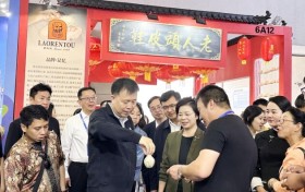 温州文博会——3米长巨型鞋底书写老人头的“百年心”